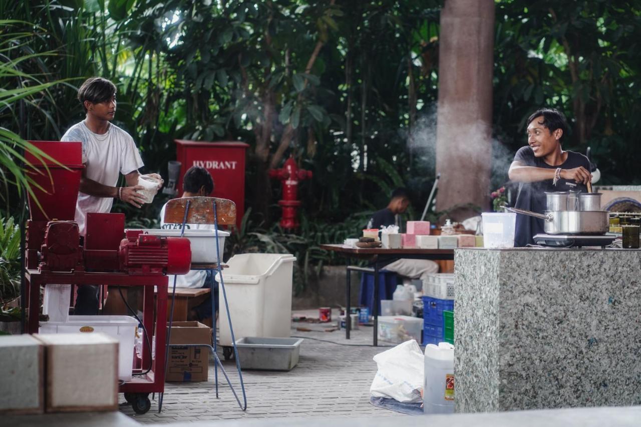 Potato Head Suites & Studios Seminyak  Exterior photo A street vendor in Jakarta, Indonesia